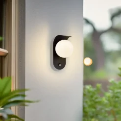 Lindby LED buiten wandlamp Lacie, sensor, zwart/wit, aluminium