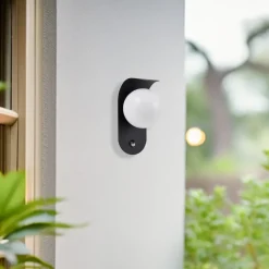 Lindby LED buiten wandlamp Lacie, sensor, zwart/wit, aluminium