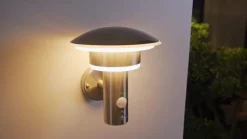 Lindby LED buiten wandlamp Lillie, sensor, hoogte 19cm