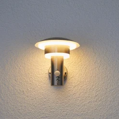 Lindby LED buiten wandlamp Lillie, sensor, hoogte 19cm