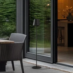 Lindby LED vloerlamp Hilario, zwart, ijzer, oplaadbare batterij