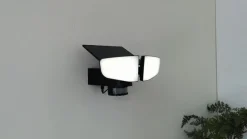 Lindby LED wandlamp op zonne-energie Naelin, zwart, sensor, IP44