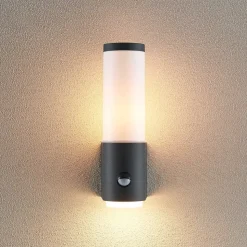 Lindby Okari buitenwandlamp met sensor, recht
