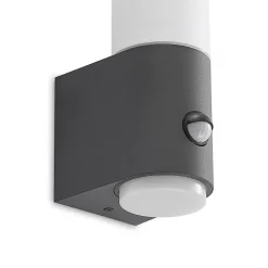 Lindby Okari buitenwandlamp met sensor, recht