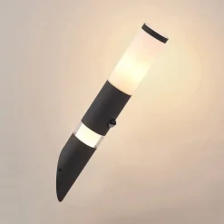 Lindby Okari buitenwandlamp met sensor fakkel