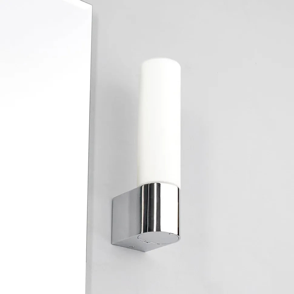 Lindby spiegellamp Melike, 27 cm, chroom, IP44, wandcontactdoos