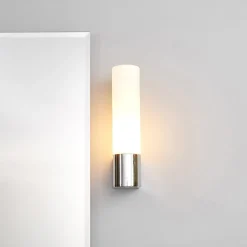 Lindby spiegellamp Melike, 27 cm, chroom, IP44, wandcontactdoos