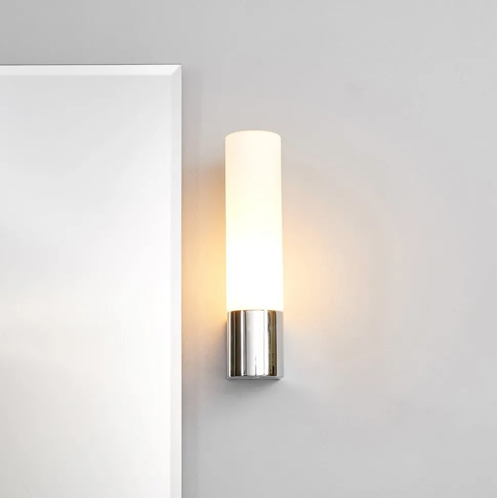 Lindby spiegellamp Melike, 27 cm, chroom, IP44, wandcontactdoos