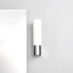 Lindby spiegellamp Melike, 27 cm, chroom, IP44, wandcontactdoos