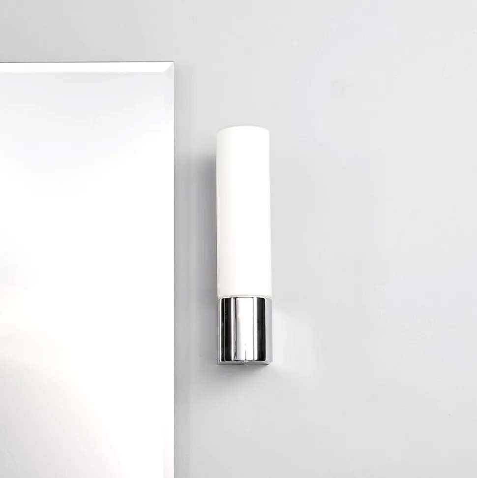 Lindby spiegellamp Melike, 27 cm, chroom, IP44, wandcontactdoos