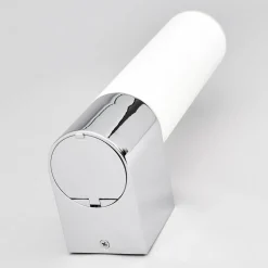 Lindby spiegellamp Melike, 27 cm, chroom, IP44, wandcontactdoos