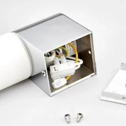 Lindby spiegellamp Melike, 27 cm, chroom, IP44, wandcontactdoos