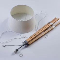 Lindby vloerlamp Katie, 162 cm, wit, textiel, hout, driepoot