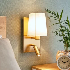 Lindby wandlamp Aiden, 30 cm, antiek messing, LED leeslampje