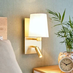 Lindby wandlamp Aiden, wit, messing, LED leeslampje