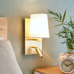 Lindby wandlamp Aiden, wit, messing, LED leeslampje