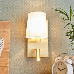 Lindby wandlamp Aiden, wit, messing, LED leeslampje