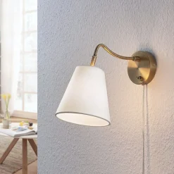 Lindby wandlamp Ethan, wit/oud messing, stekker, 28 cm, E14