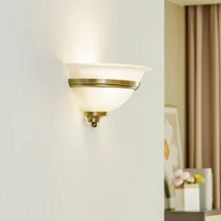 Lindby wandlamp Irimia, 31 cm, oud messing, glas