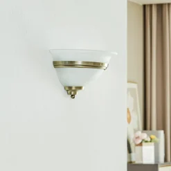 Lindby wandlamp Irimia, 31 cm, oud messing, glas