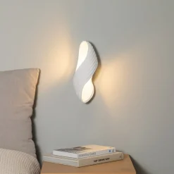 Lindby wandlamp Ornela, wit, gips, hoogte 29,5 cm