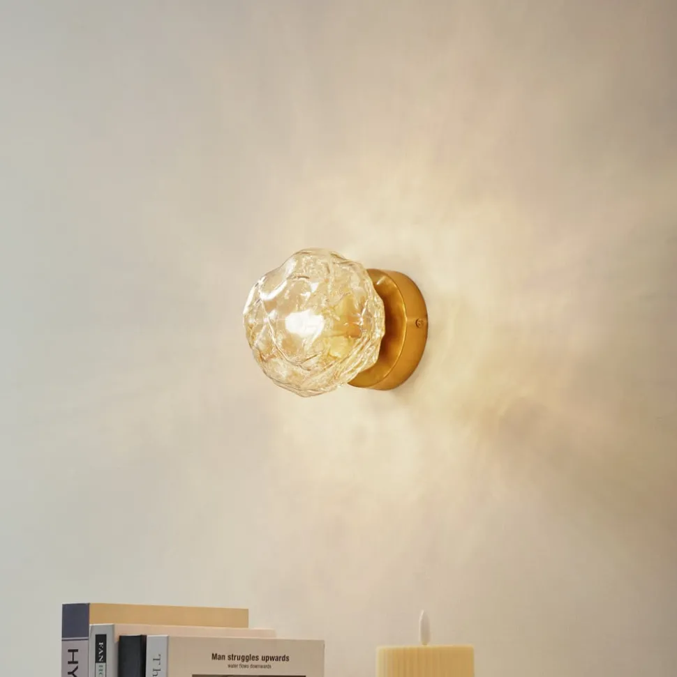 Lindby wandlamp Piatra, barnsteen/messing, glas, Ø 16 cm, G9