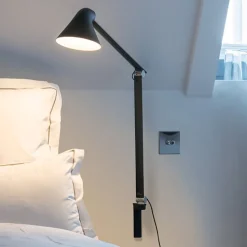 Louis Poulsen NJP LED wandlamp, lange arm, zwart
