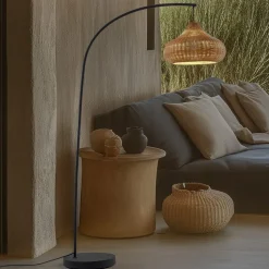 Lucande buiten vloerlamp Taniola, beige, rotan, 195cm, IP44