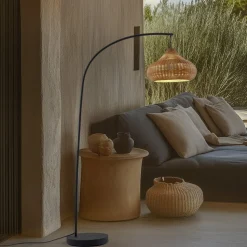 Lucande buiten vloerlamp Taniola, beige, rotan, 195cm, IP44