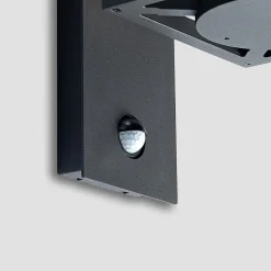 Lucande buitenwandlamp Ferda, sensor, staand antraciet IP44