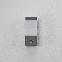Lucande buitenwandlamp Kiran, sensor, grijs, IP44, E27