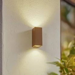 Lucande buitenwandlamp Xava, up/down, bruin, 2-lamps, GU10