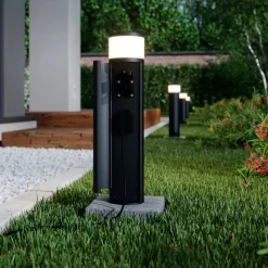 Lucande Corban sokkellamp, grijs, deur, stopcontacten, G9, IP44