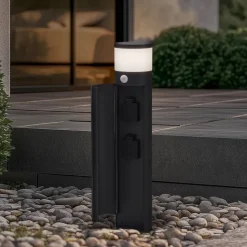 Lucande Corban sokkellamp, grijs, sensor, stopcontacten, IP44