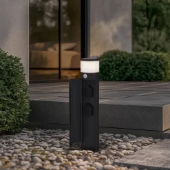 Lucande Corban sokkellamp, grijs, sensor, stopcontacten, IP44