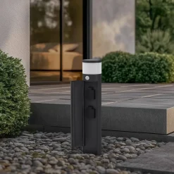 Lucande Corban sokkellamp, grijs, sensor, stopcontacten, IP44