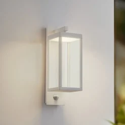 Lucande LED buiten wandlamp Ferdinand, wit, sensor, 38 cm