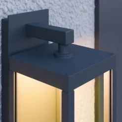 Lucande LED buiten wandlamp Ferdinand, sensor, grijs, 38 cm