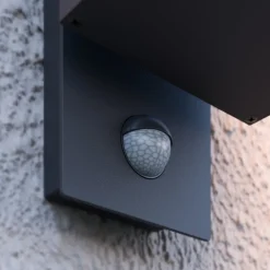 Lucande LED buiten wandlamp Ferdinand, sensor, grijs, 38 cm