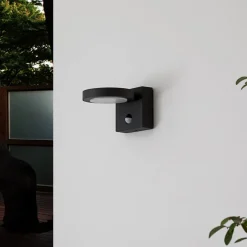 Lucande LED buiten wandlamp Belna, metaal, sensor, IP54