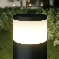 Lucande LED sokkellamp Corban, grijs, deur, stopcontacten, IP44