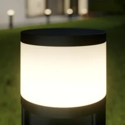 Lucande LED sokkellamp Corban, grijs, contactdozen, IP44