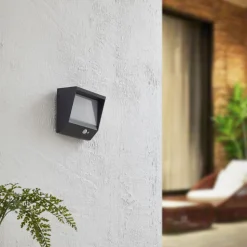 Lucande LED solar wandlamp Dava, 14 cm hoog, aluminium, sensor