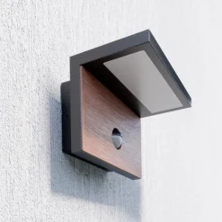 Lucande Lignus LED buitenwandlamp, bewegingsmelder