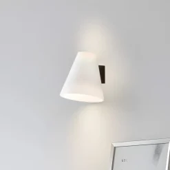 Lucande wandlamp Timido, wit/zwart, glas, 16,5 cm hoog