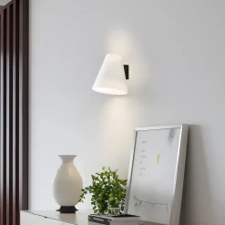 Lucande wandlamp Timido, wit/zwart, glas, 16,5 cm hoog