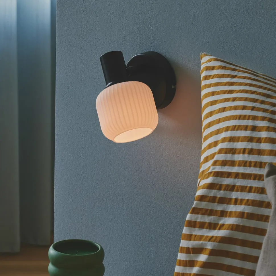 Milford Mini wandlamp, zwart, geribbeld glas, met stekker