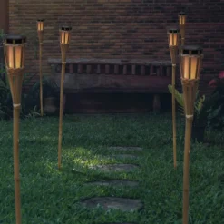 Newgarden Hiama LED tuinlamp op zonne-energie gemaakt van bamboe