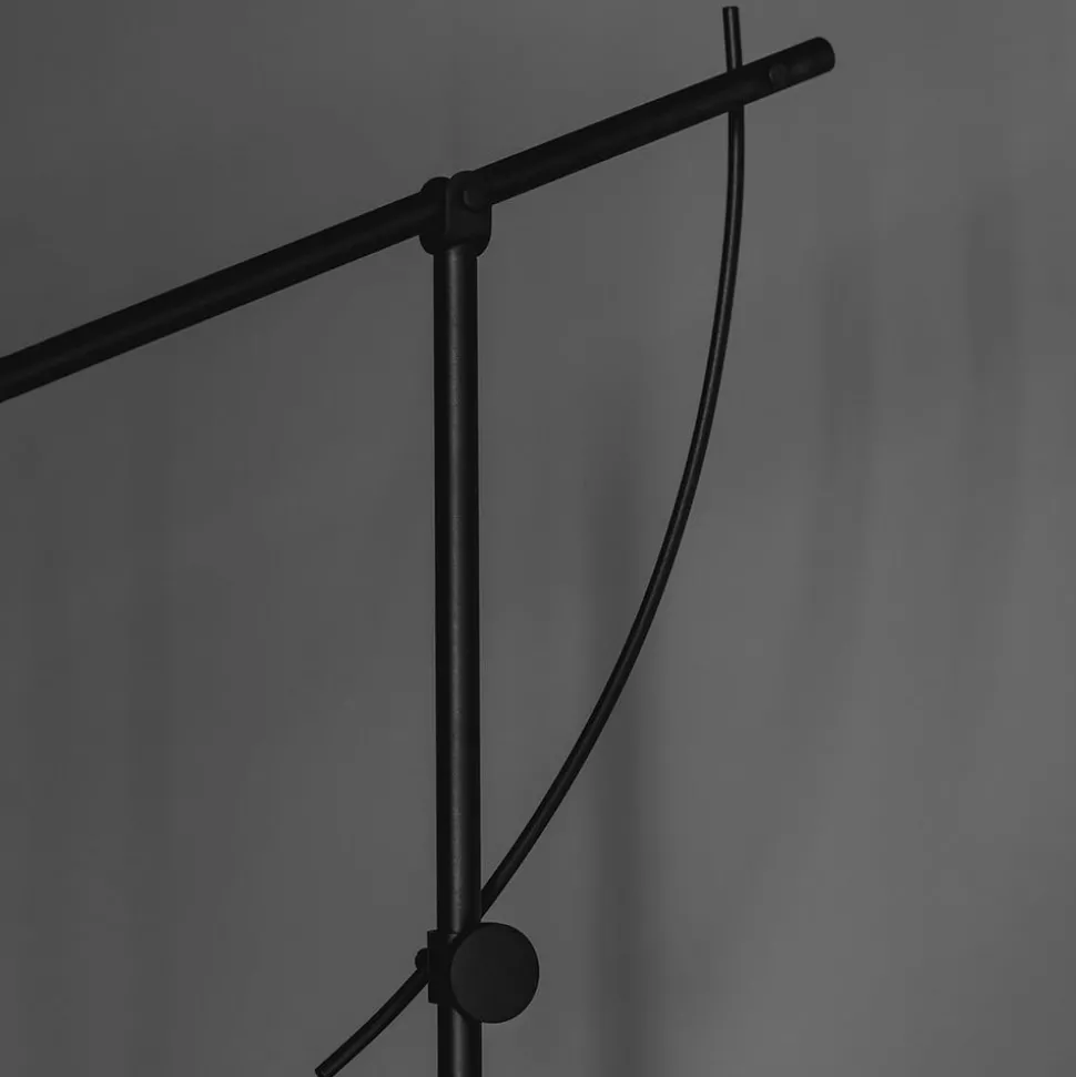 Northern Balancer vloerlamp, zwart