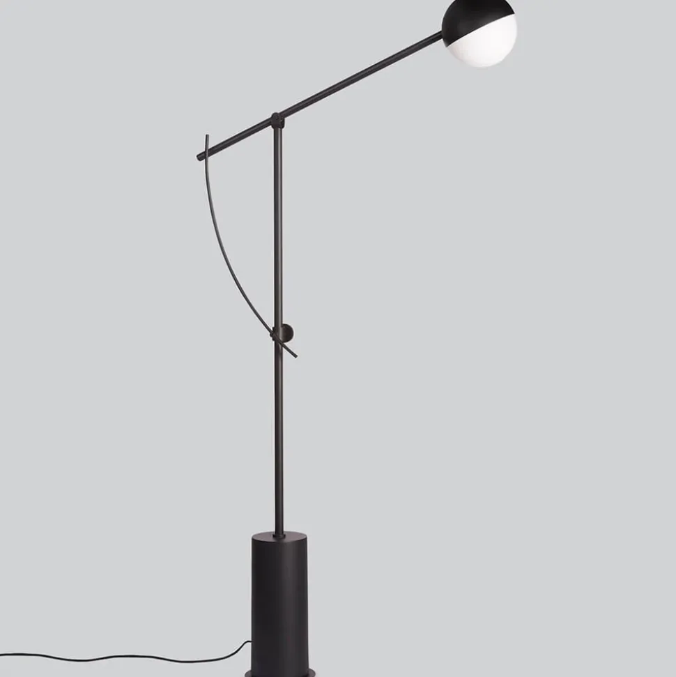Northern Balancer vloerlamp, zwart